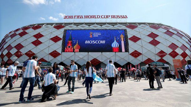 La gente llega a Moscú y los clubes apoyan en las redes<br>