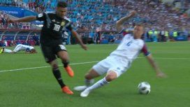¡Penalazo! Clara mano en el área de Islandia que el árbitro no quiso cobrar ¡Penalazo! Clara mano en el área de Islandia que el árbitro no quiso cobrar