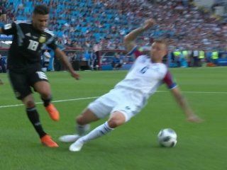 ¡penalazo! clara mano en el area de islandia que el arbitro no quiso cobrar ¡penalazo! clara mano en el area de islandia que el arbitro no quiso cobrar