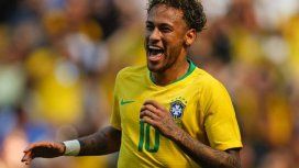 Neymar con su característico look Neymar con su característico look