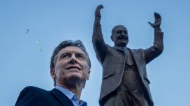Mauricio Macri con el monumento a Juan Domingo Perón que inauguró en la campaña de 2015 Mauricio Macri con el monumento a Juan Domingo Perón que inauguró en la campaña de 2015