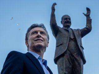 Mauricio Macri con el monumento a Juan Domingo Perón que inauguró en la campaña de 2015 Mauricio Macri con el monumento a Juan Domingo Perón que inauguró en la campaña de 2015