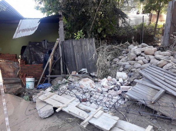 El camión causó destrozos en mampostería, techo, muebles y electrodomésticos. (eltribuno.com)