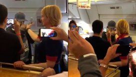 Ciro emociona tocando el himno en un avión Ciro emociona tocando el himno en un avión