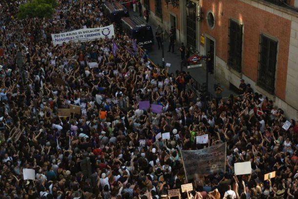 Una multitud se reunió en Madrid para protestar por la liberación de tres integrantes de La Manada