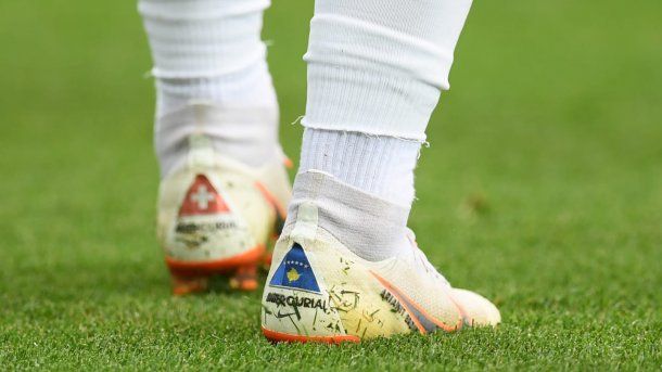 Los botines de Shaqiri con las banderas suiza y kosovar<br>