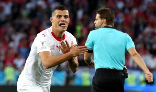Granit Xhaka festeja su gol con el águila de dos cabezas albanesa<br>