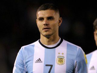 Mauro Icardi también juega al fútbol durante el Mundial Mauro Icardi también juega al fútbol durante el Mundial