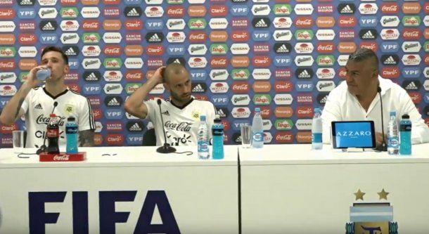 Claudio Tapia, Lucas Biglia y Javier Mascherano en conferencia de prensa.