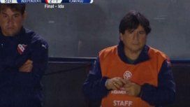 La imagen de Manuel a un costado del campo de juego La imagen de Manuel a un costado del campo de juego