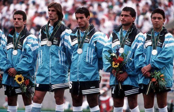 Pineda, Pablo Paz, Gustavo López, Delgado y Gallardo con la medalla de plata<br>