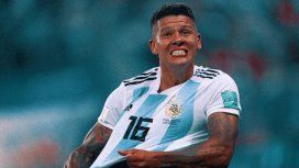Marcos Rojo celebra su gol llevando a Messi sobre su espalda Marcos Rojo celebra su gol llevando a Messi sobre su espalda