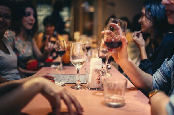 Los argentinos eligen comer afuera como una oportunidad para encontrarse con sus seres queridos