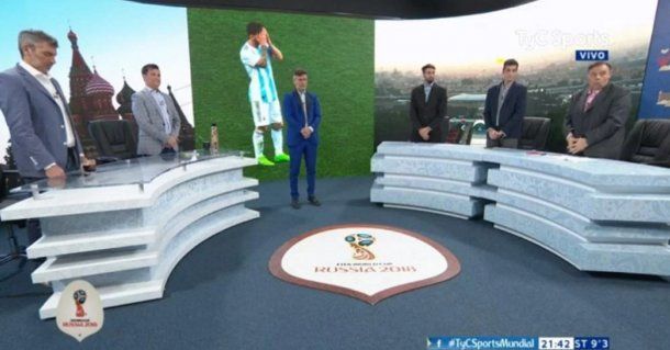 Los periodistas del programa No Todo Pasa hicieron un minuto de silencio por la Selección. 