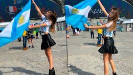 Pampita, flameando la Bandera argentina en el estadio Kazán Arena Pampita, flameando la Bandera argentina en el estadio Kazán Arena