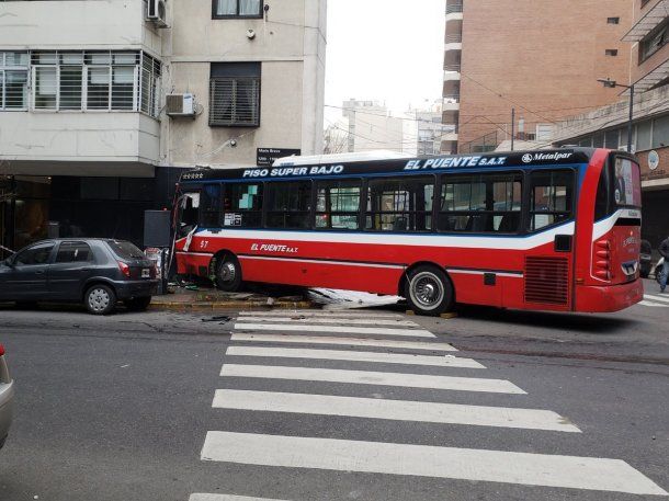 El colectivo 128 quedó incrustado en un edificio de Cabrera y Mario Bravo