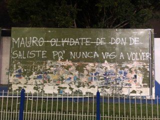 Arrancaron una gigantografía de Mauro Zárate y le dedicaron una pintada Arrancaron una gigantografía de Mauro Zárate y le dedicaron una pintada