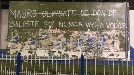 Arrancaron una gigantografía de Mauro Zárate y le dedicaron una pintada Arrancaron una gigantografía de Mauro Zárate y le dedicaron una pintada