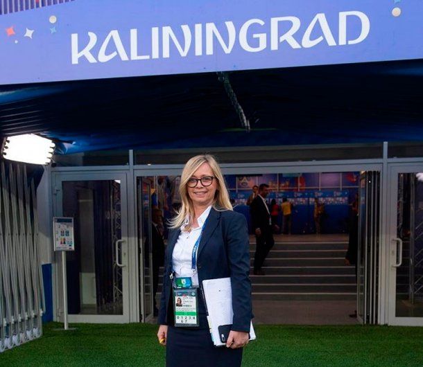 La mujer representa la lucha que llevan adelante las mujeres para ser reconocidas dentro del fútbol