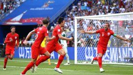 Maguire festeja ante la mirada del capitán Kane Maguire festeja ante la mirada del capitán Kane