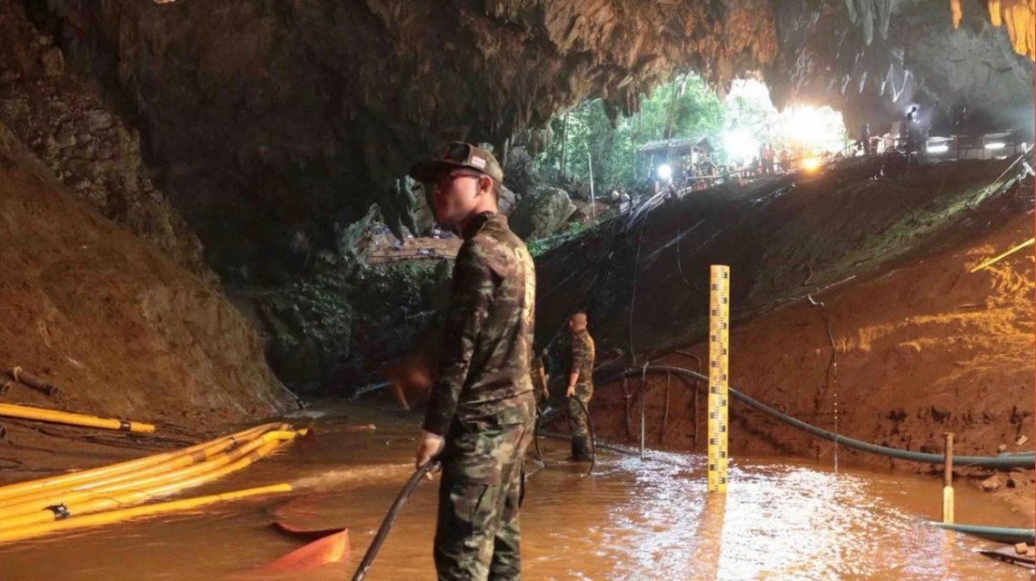 VIDEO: El rescate de los primeros chicos atrapados en la cueva de Tailandia