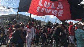 Manifestantes en la puerta de la cárcel de Curitiba. Manifestantes en la puerta de la cárcel de Curitiba.
