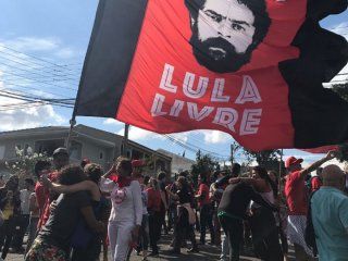 Manifestantes en la puerta de la cárcel de Curitiba. Manifestantes en la puerta de la cárcel de Curitiba.