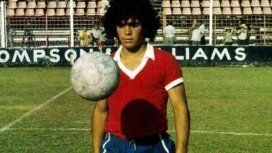 Diego Armando Maradona con la camiseta de Argentinos Juniors Diego Armando Maradona con la camiseta de Argentinos Juniors