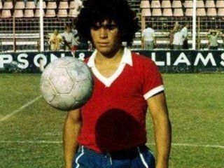 Diego Armando Maradona con la camiseta de Argentinos Juniors Diego Armando Maradona con la camiseta de Argentinos Juniors