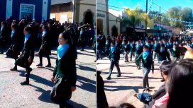 Marcha de alumnos con el pañuelo celeste Marcha de alumnos con el pañuelo celeste