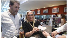 Elisa Carrió comiendo un bife de chorizo y cumpliendo con su propuesta de dar propina Elisa Carrió comiendo un bife de chorizo y cumpliendo con su propuesta de dar propina