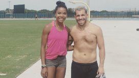 La atleta posa orgullosa con el delantero de Boca La atleta posa orgullosa con el delantero de Boca
