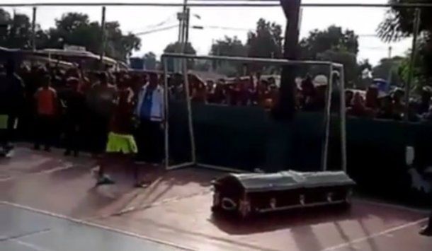 El ataúd fue incluido en el campo de juego para el último partido del muchacho
