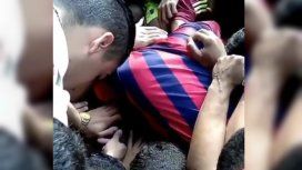 Los muchachos se despidieron de su amigo en la cancha, con emoción Los muchachos se despidieron de su amigo en la cancha, con emoción