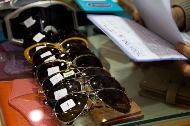 Los anteojos de sol truchos se venden por alrededor de $ 100<br>
