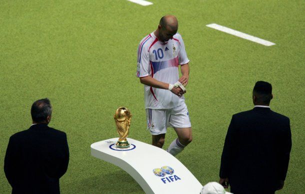 Zinedine Zidane se va del Mundial 2006 y del fútbol<br>