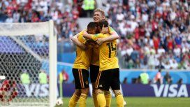 Eden Hazard festeja el segundo gol a la par de los que compraron televisores en Krëfel Eden Hazard festeja el segundo gol a la par de los que compraron televisores en Krëfel
