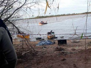 naufragio en el rio parana: murio un hombre y otros cuatro estan desaparecidos naufragio en el rio parana: murio un hombre y otros cuatro estan desaparecidos