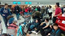 Flybondi dejó a 180 pasajeros varados en Córdoba y les ofrece viajar en colectivo Flybondi dejó a 180 pasajeros varados en Córdoba y les ofrece viajar en colectivo