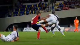 ¿Fútbol o karate? Brutal patada en la fase previa de la Champions League ¿Fútbol o karate? Brutal patada en la fase previa de la Champions League