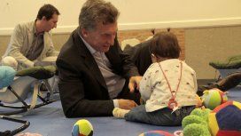 Mauricio Macri durante una de sus visitas a un jardín de infantes Mauricio Macri durante una de sus visitas a un jardín de infantes