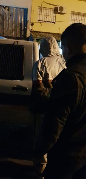 El padre del bebé, al ser detenido.