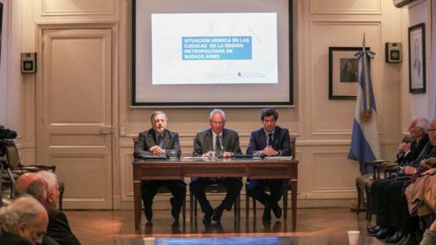 El ex ministro Aranguren tuvo complicaciones con su presentación.