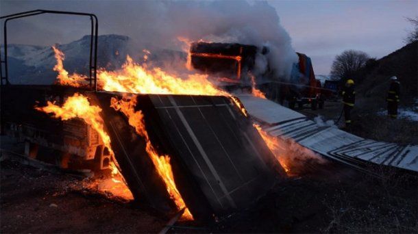 Se le incendió la carga del camión en San Martín de los Andes - Crédito: lmneuquen/Rodolfo Ramírez