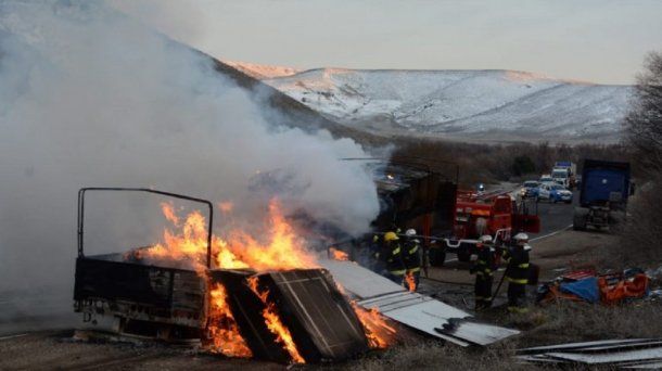 Se le incendió la carga del camión en San Martín de los Andes - Crédito: lmneuquen/Rodolfo Ramírez
