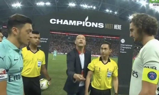 La tarjeta en el aire para decidir qué arco le tocaba al PSG y al Arsenal