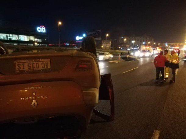 Uno de los vehículos es un Renault Sandero<br>