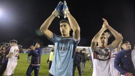 Esteban Andrada saluda a la hinchada de Lanús tras la victoria ante Douglas Haig Esteban Andrada saluda a la hinchada de Lanús tras la victoria ante Douglas Haig