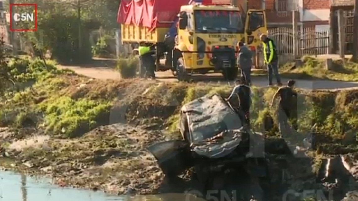 Un auto cayó a un arroyo en Quilmes: el conductor estaría borracho