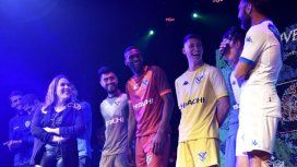 Cubero chicanea a Mauro Zárate ante la mirada de sus compañeros y Malena Guinzburg Cubero chicanea a Mauro Zárate ante la mirada de sus compañeros y Malena Guinzburg